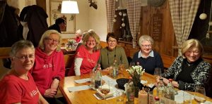 Zusammen sitzen im Besen