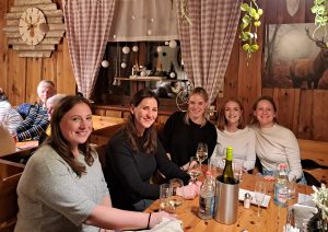 5 junge Frauen am Tisch im Besen