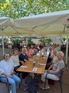 Zusammensitzen im Biergarten
