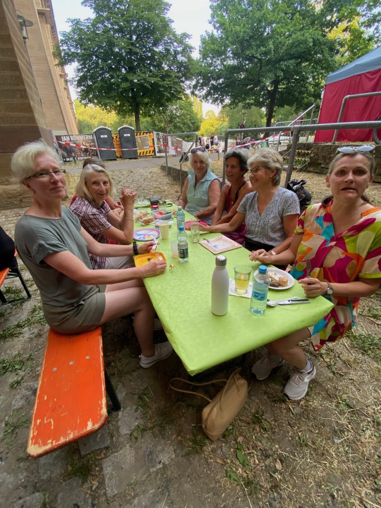 nettes beisammen sitzen