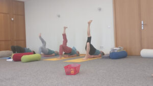 Schulterstandbruecke Mit Beinvariante