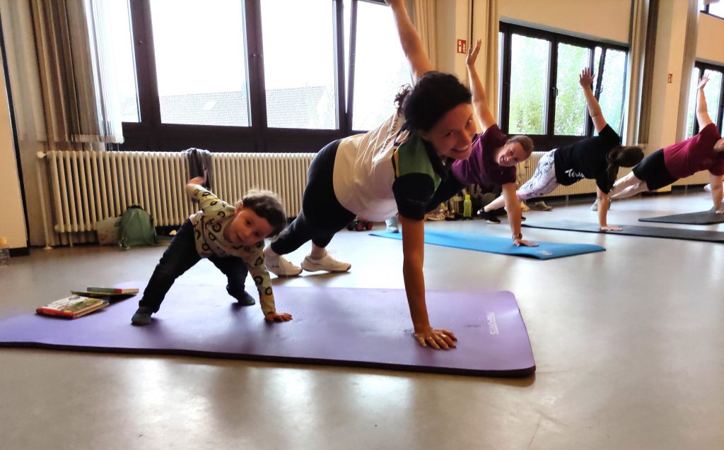 Kleinkind mit Mutter beim Sport