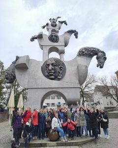 Fitnessgymnastik Gruppenbild vor dem Turm der Grauen Pferde