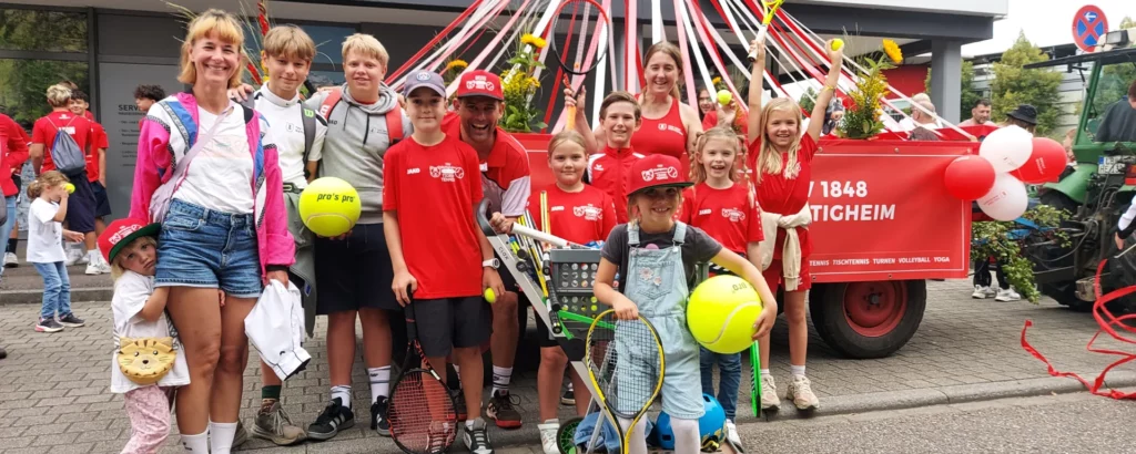 TSV-Tennis-serviert-beim-Pferdemarktumzug