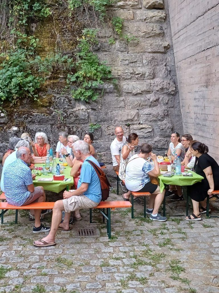 zusammen sitzen am TSV Pfeiler
